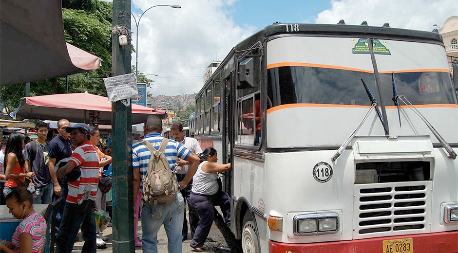Transportistas del país discutirán aumento de pasaje en 300 bs