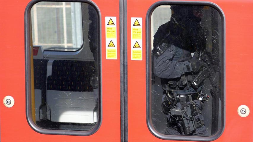 Un hombre de 18 años detenido en relación con el atentado en metro de Londres