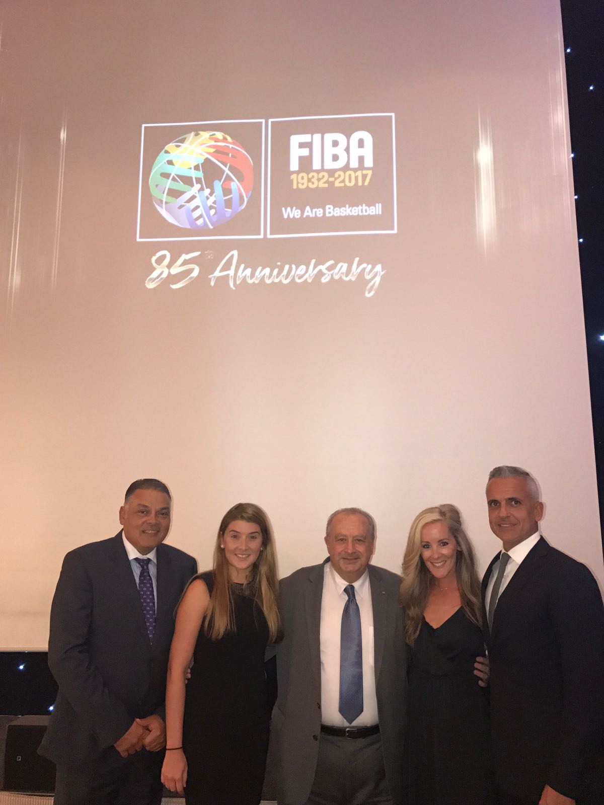 Guaros cantó cumpleaños a FIBA