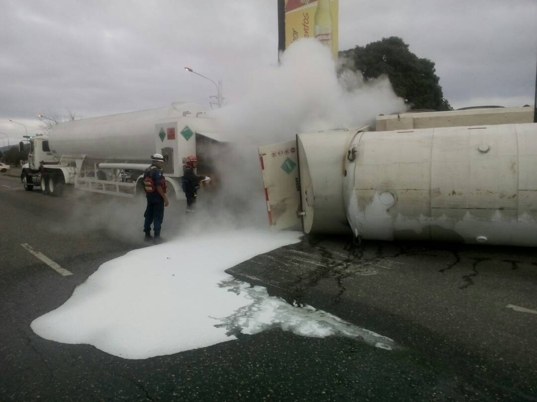 Camión cargado de Nitrógeno colisionó este sábado con una camioneta en la Av Libertador