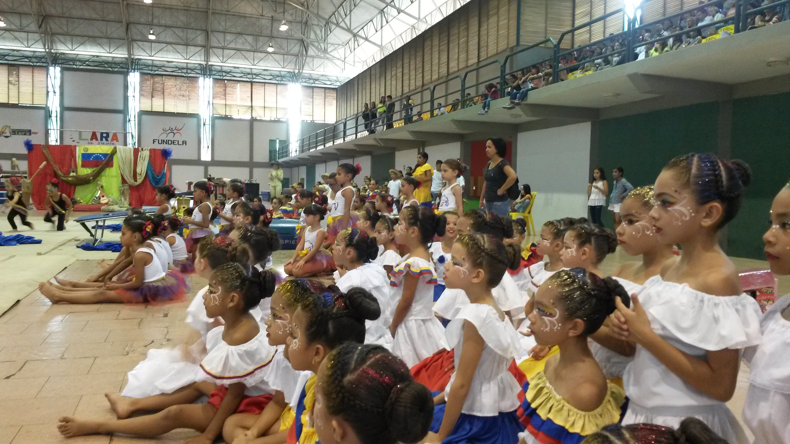 Más de 150 atletas participan en gala gimnástica para cerrar el año