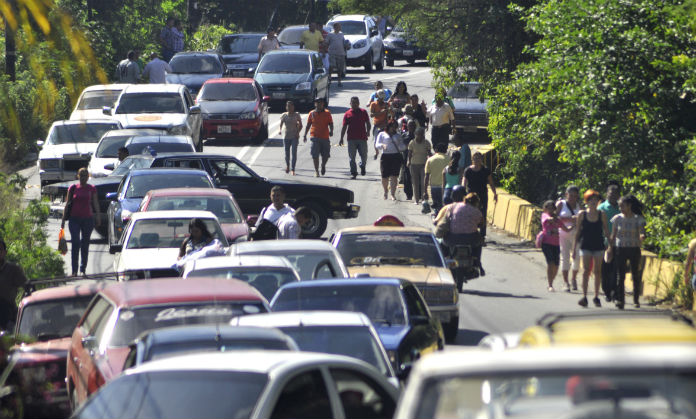 Habitantes del sector Bosque Macuto trancaron la vía en protesta por falta de servicio de luz