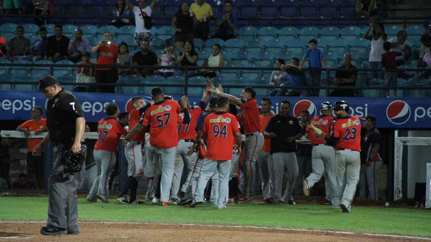 Caribes blanqueó a Leones y empató la serie