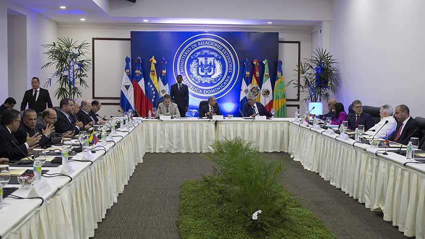 Gobierno y oposición continúan diálogo este sábado