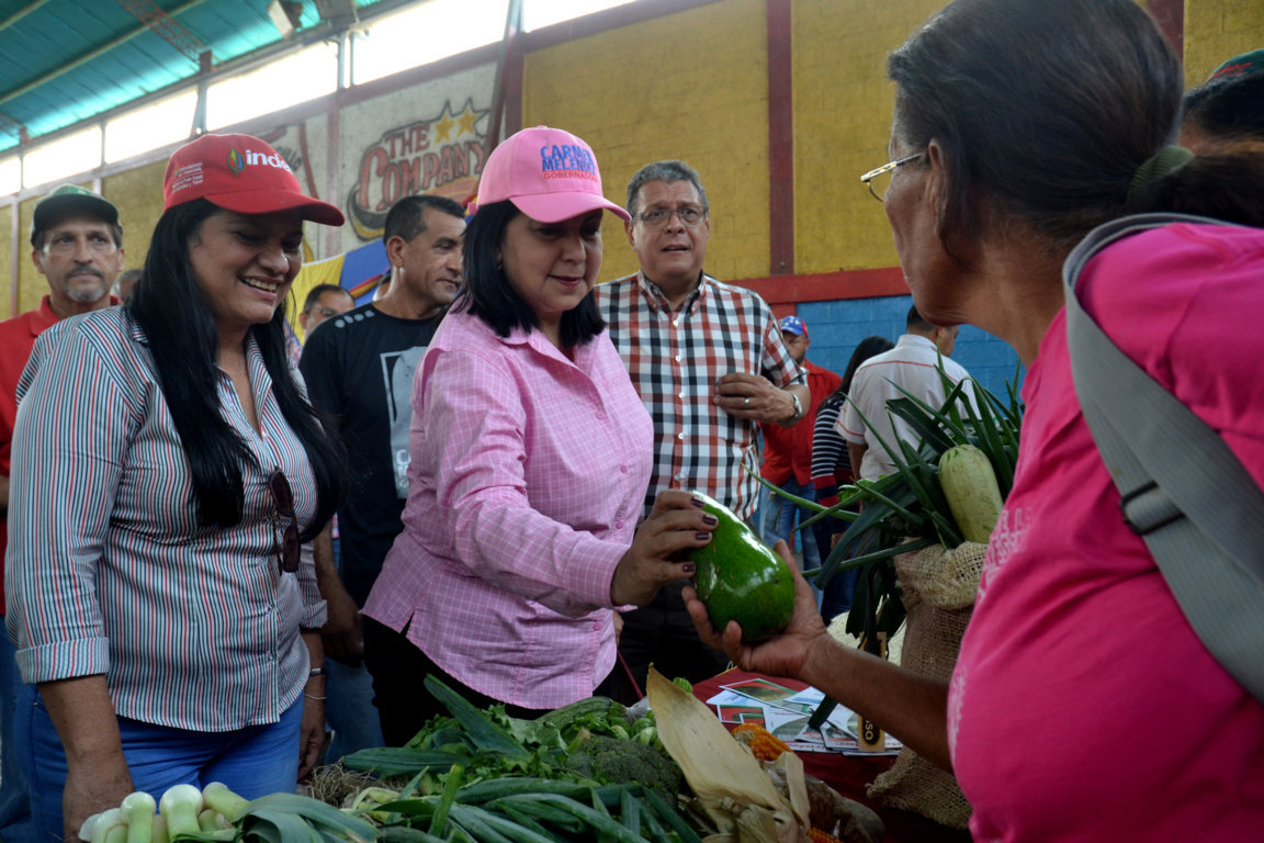 Gobernadora Meléndez hizo entrega de insumos y crédito a productores larenses