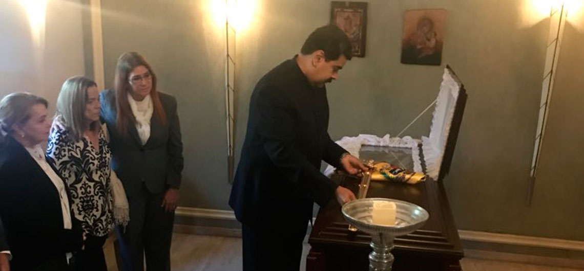 Maduro entregó réplica de la Espada del Libertador al maestro Abreu
