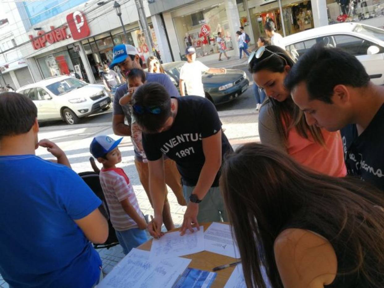 Jóvenes reunieron 10.000 firmas para impedir visita de Maduro a Chile