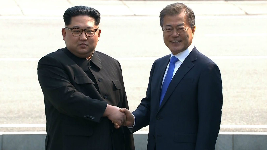 A la izquierda Kim Jong Um (presidente de Corea del Norte), y a la derecha, Moon Jae In, (Presidente de Corea del Sur).