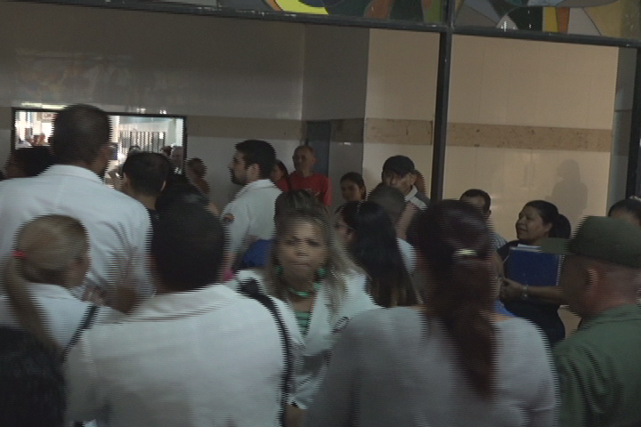 Residentes del Hospital Central Antonio María Pineda intensificaron sus acciones de protestas ante la falta de pago , Por lo que marcharon desde el colegio de médicos hasta el hospital central y al grito de queremos pago, exigieron sus homologaciones salariales. 