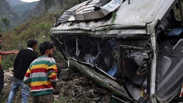 27  personas murieron en accidente de autobús en la India 