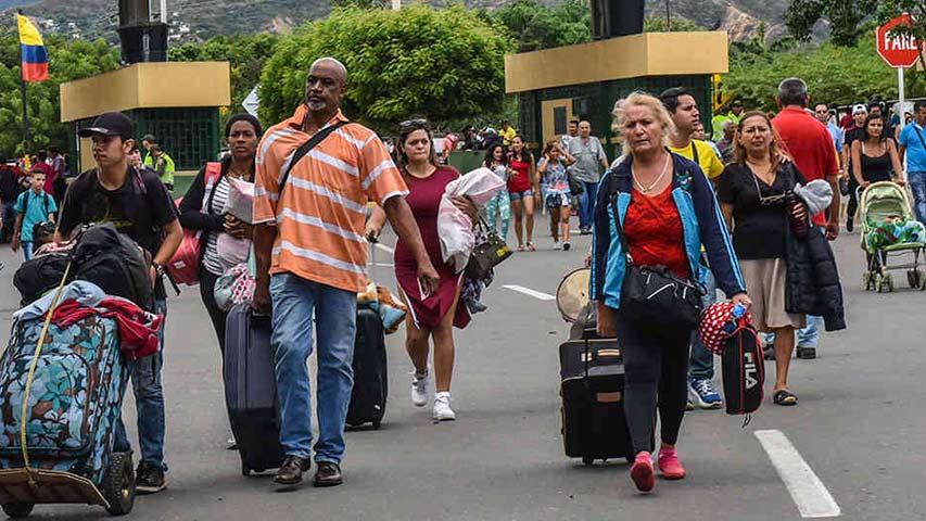 Venezolanos emigran por frontera colombo-venezolana.