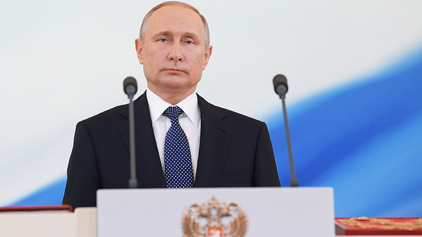 El presidente ruso, Vladimir Putin, atiende la sesión de investidura del dirigente ruso, en el Gran Palacio del Kremlin, Moscú,