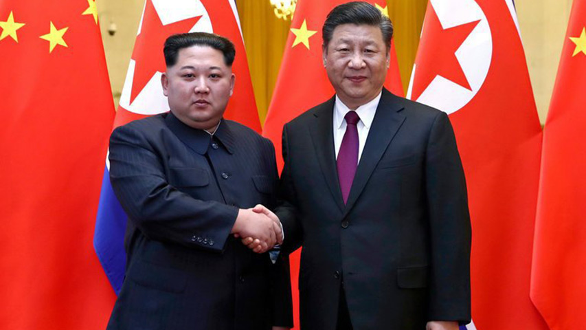 El líder norcoreano, Kim Jong-un (i) y el presidente chino, Xi Jinping/Twitter