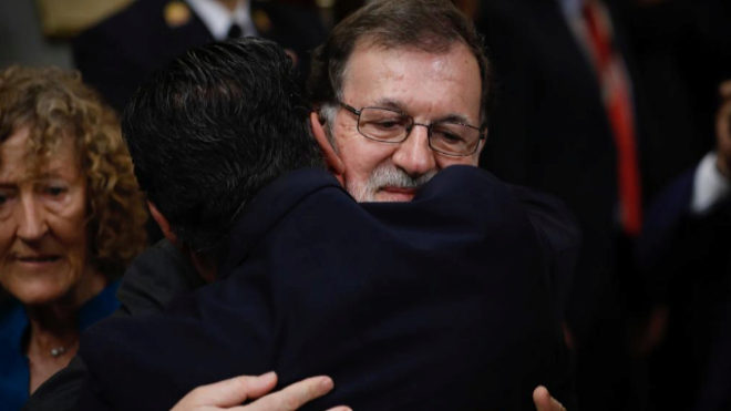 Rajoy se despide de un diputado en el Hemiciclo.