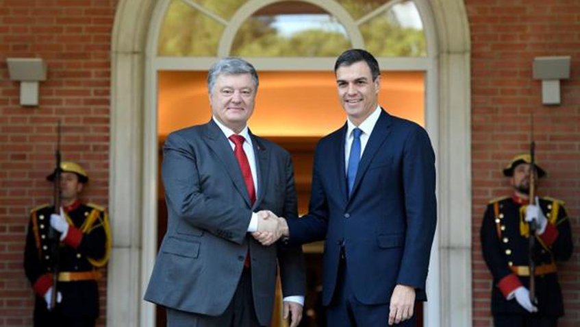 Petró Poroshenko y Pedro Sánchez - AFP