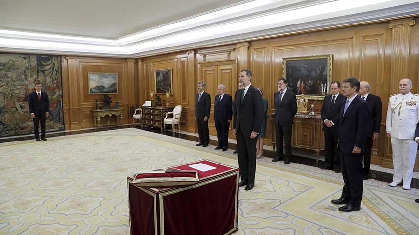 Nuevo presidente de España prometió su cargo ante Felipe VI