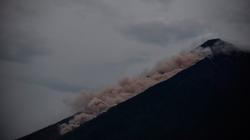 Cinco días después el volcán de Fuego sigue activo en Guatemala