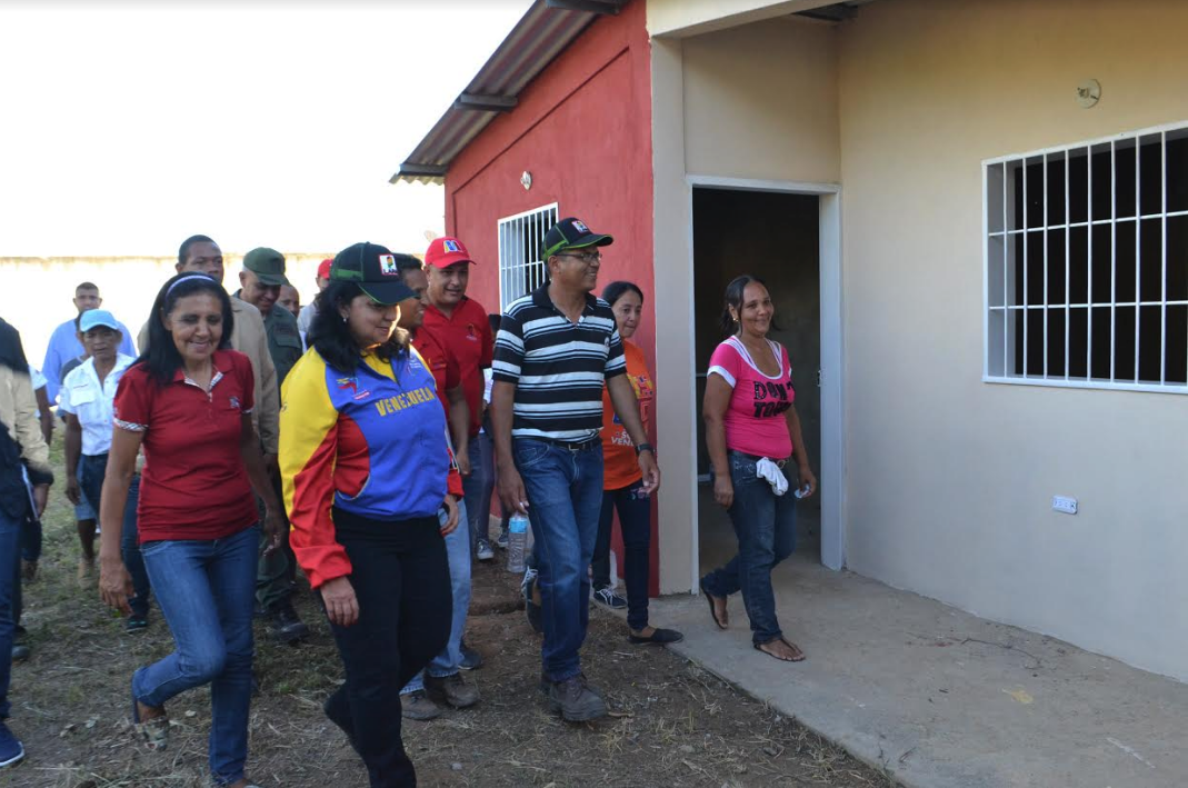 Gobernadora Carmen Meléndez entregó nuevas viviendas en el municipio Simón Planas