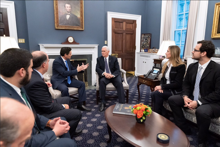 Mike_Pence_meets_with_Carlos_Vecchio,_Julio_Borges_y_Venezuelan_gov't_in_exile