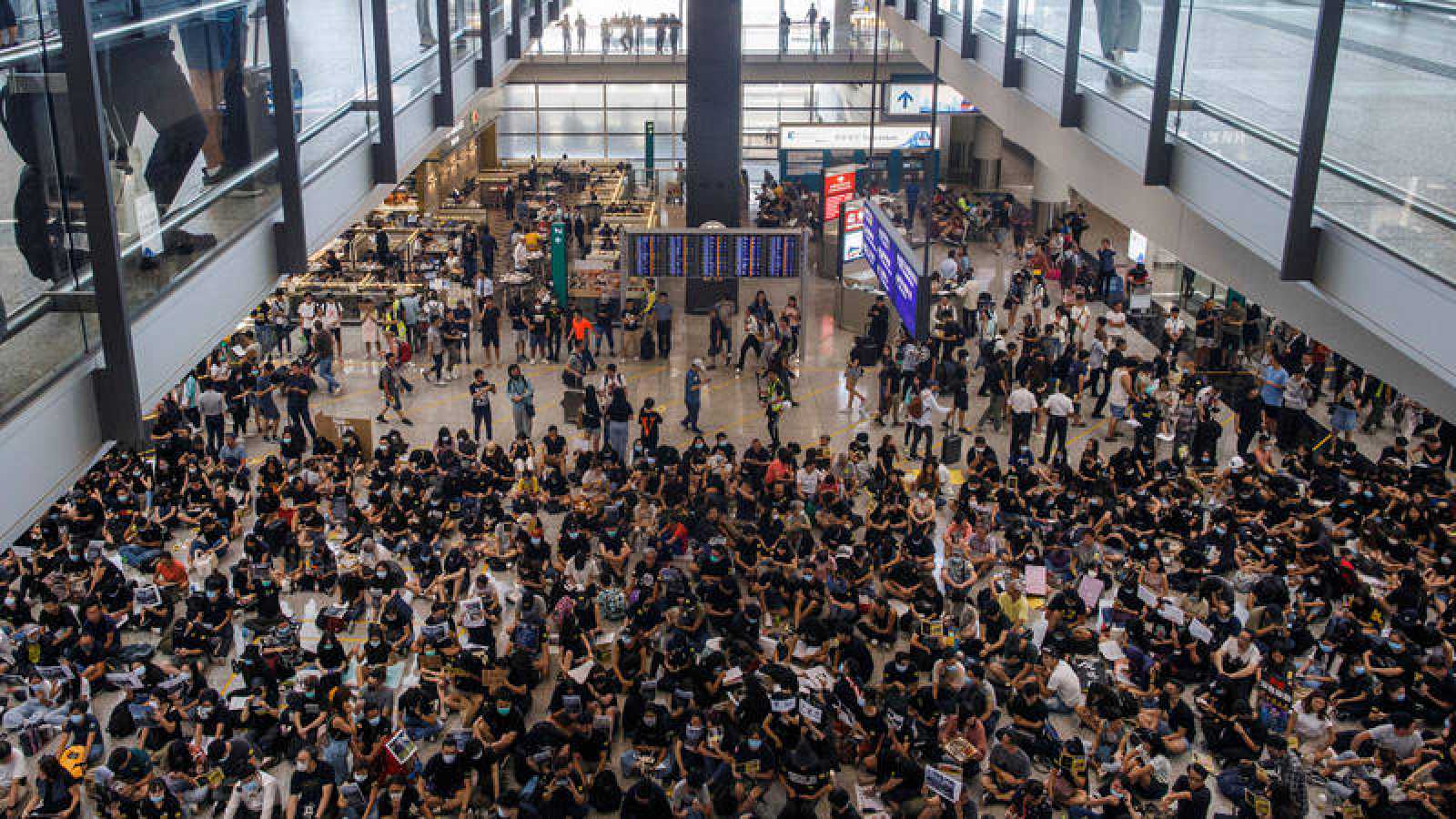 Manifestantes hongkoneses en Aeropuerto 