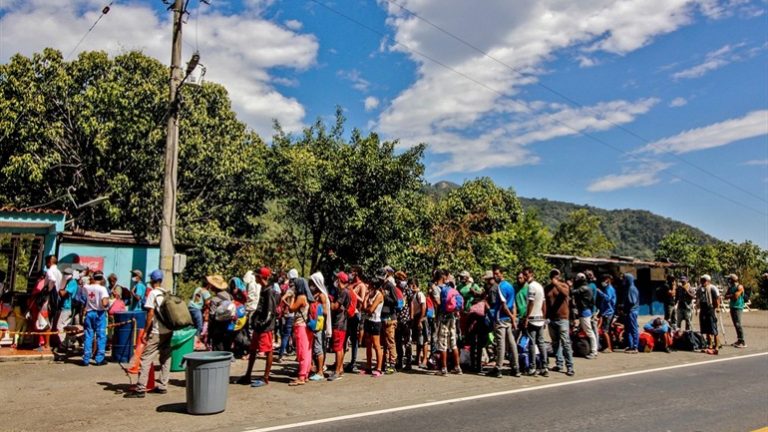 Venezolanos huyen de venezuela por enfrentamientos en la frontera