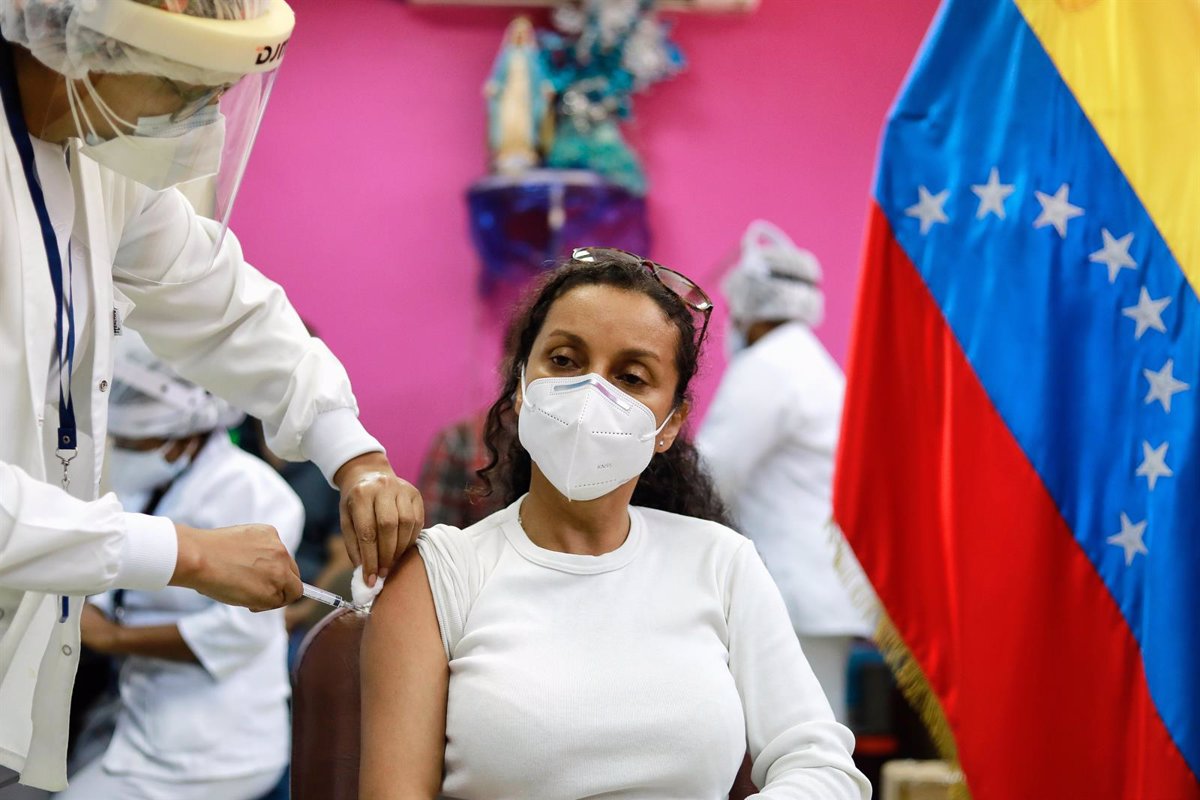 20-02-2021 20 February 2021, Venezuela, Caracas: A woman receives a dose of the Russian COVID-19 vaccine Sputnik V in a public hospital. Photo: Jesus Vargas/dpa POLITICA INTERNACIONAL Jesus Vargas/dpa
