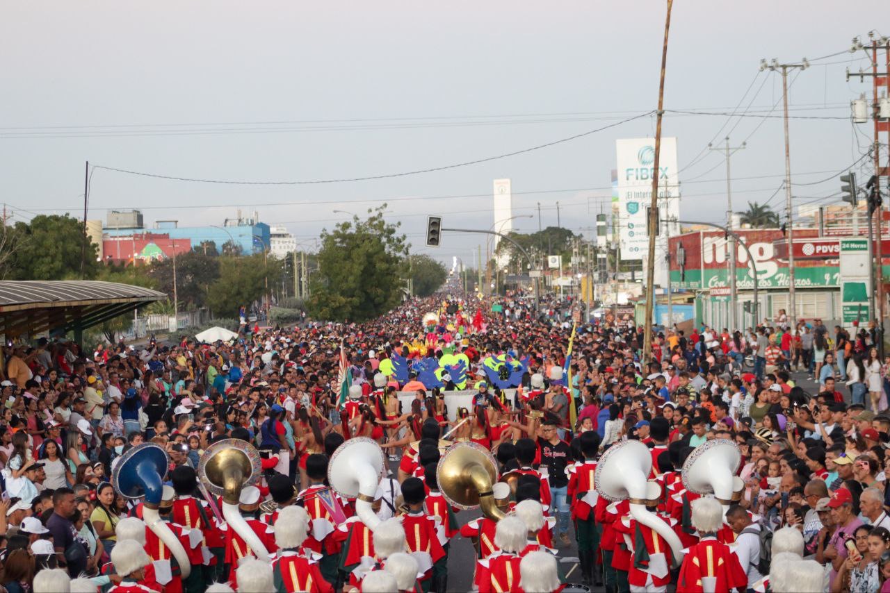 Larenses disfrutaron de Carnavales desde la Av. Florencio Jiménez